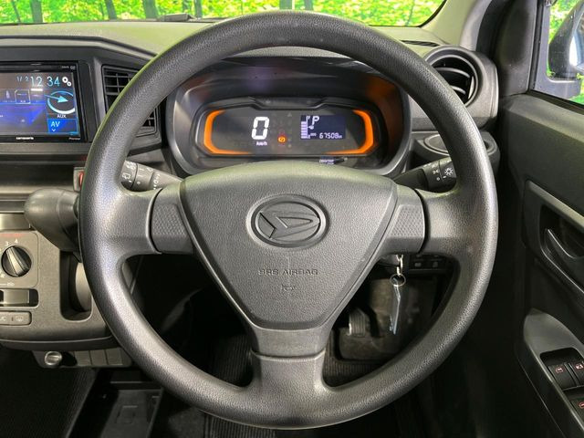 �C���e���A�ɍ��킹���f�U�C���̃X�e�A�����O�́A�^�]�������̂��Ƃ��l���A�^�]���₷���`��A�傫���ł��B�����x�A���ۂɐG���Ă��m���߂��������B