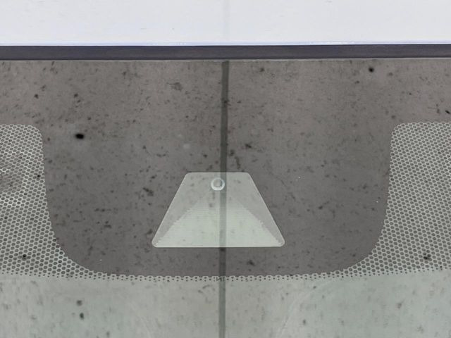 �y�z���_�Z���V���O�z���s���ɑO���̎ԗ�����F�����A�Փ˂������Ȏ��͌x��ƃu���[�L�ŏՓˉ���Ɣ�Q�y�����A�V�X�g�B�����S�Ƀh���C�u�����y���݂��������܂��B