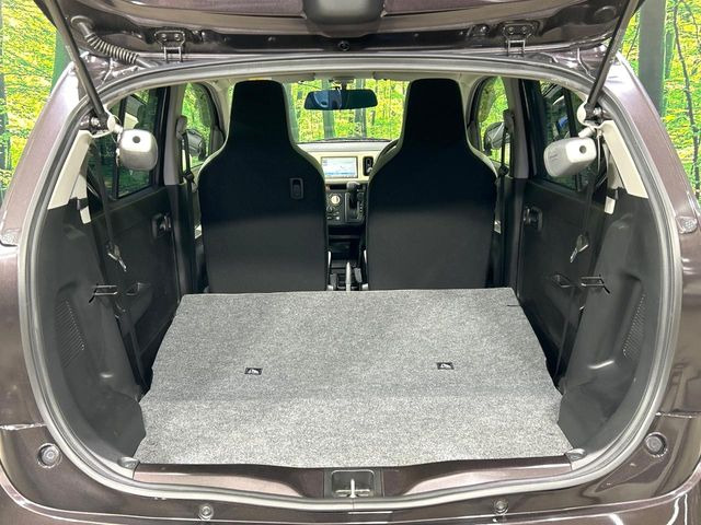 ���i�̂���������ʋ΁A���}���ɏ\���ȉ׎��X�y�[�X���m�ۂ��Ă���܂��B�Z�J���h�V�[�g��|���ƁA�傫�ȉו��̐ύڂ��\�ł���