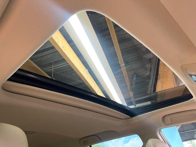 【サンルーフ】ボタンひとつで開閉可能!開放感たっぷりのサンルーフが装着されています!車内に明かりを取り入れたり景色を楽しむ以外にも、よどみがちな車内の空気も簡単に換気できて快適です!