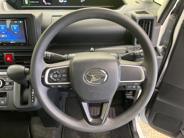 �C���e���A�ɍ��킹���f�U�C���̃X�e�A�����O�́A�^�]�������̂��Ƃ��l���A�^�]���₷���`��A�傫���ł��B�����x�A���ۂɐG���Ă��m���߂��������B