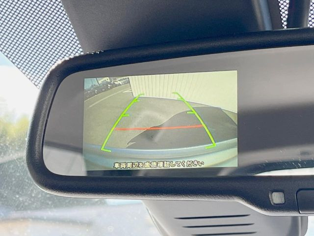 【インテリジェントルームミラー】後席の大きな荷物や同乗者で後方が確認しづらい時でも安心!カメラが撮影した車両後方の映像をルームミラー内に表示。クリアな視界で状況の確認が可能です!
