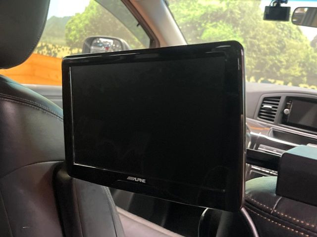 【後席モニター】家族や友人とお出かけする機会が多い方に大人気の後席モニターを装備!見やすい位置に画面がありテレビやDVDの視聴も快適!友達もお子様も、後席にしか乗らなくなるかも??