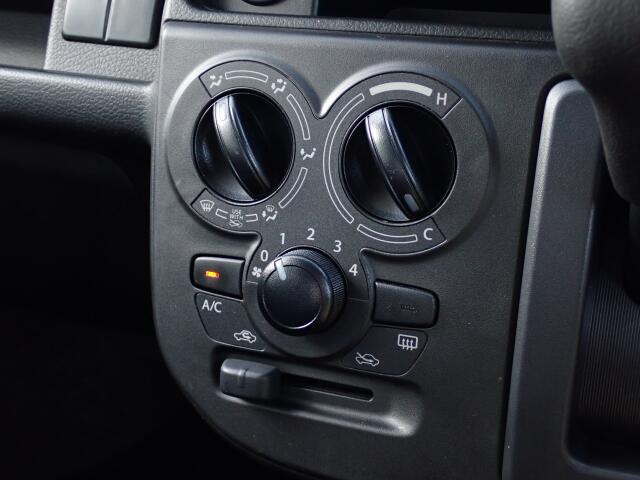 ダイヤル式のマニュアルエアコンになります!シンプルにまとめられています♪