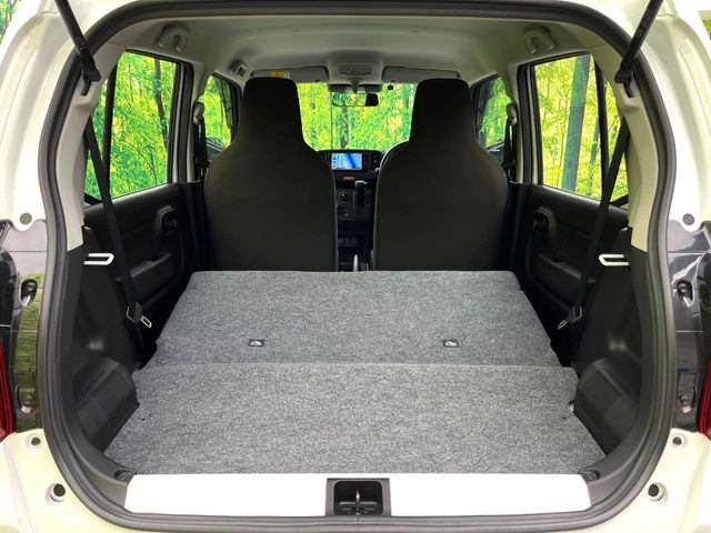 ���i�̂���������ʋ΁A���}���ɏ\���ȉ׎��X�y�[�X���m�ۂ��Ă���܂��B�Z�J���h�V�[�g��|���ƁA�傫�ȉו��̐ύڂ��\�ł���