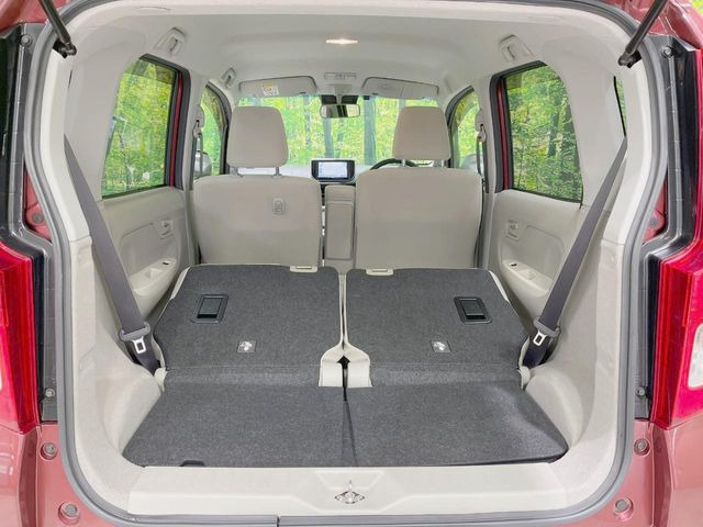 ���i�̂���������ʋ΁A���}���ɏ\���ȉ׎��X�y�[�X���m�ۂ��Ă���܂��B�Z�J���h�V�[�g��|���ƁA�傫�ȉו��̐ύڂ��\�ł���