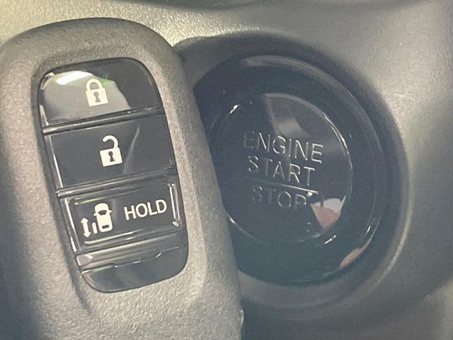 �yHonda�X�}�[�g�L�[�z�J�o����|�P�b�g�ɓ��ꂽ�܂܂ł��h�A�̎{���E�������\�ȃX�}�[�g�L�[�𑕔��B�G���W���̃I���E�I�t�����J�M�����o���K�v����������Ƃ��Ă��֗��ł���