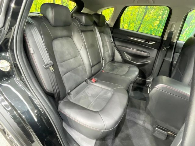 後部座席も気になるようなキズ・汚れやへたり等、大きなダメージはなく、良好な状態です。