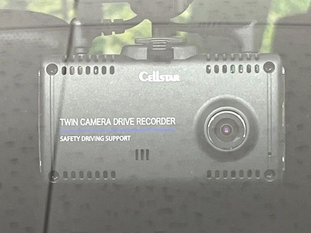 【ドライブレコーダー】安心・安全なカーライフに必須のドライブレコーダーを装備!走行中はもちろん、あおり運転や事故に遭遇した際の状況も映像で記録し、万一のリスクに備えます。