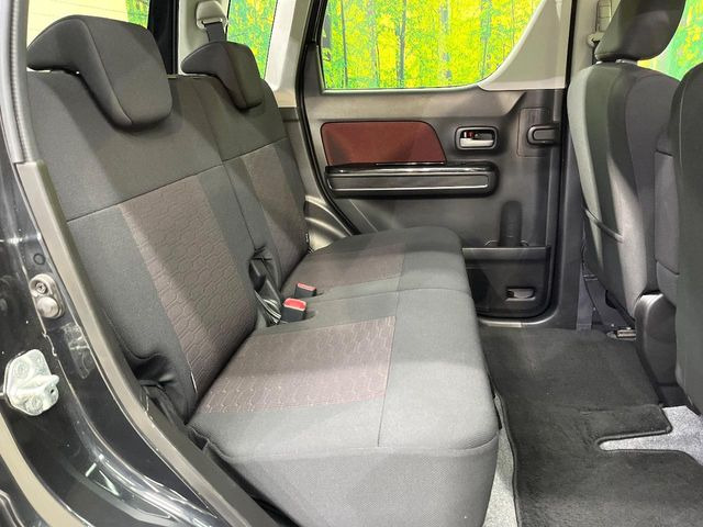 後部座席も気になるようなキズ・汚れやへたり等、大きなダメージはなく、良好な状態です。