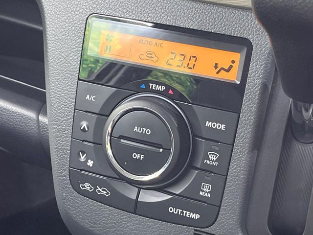 【オートエアコン】一度お好みの温度に設定すれば、車内の温度を検知し風量や温度を自動で調整。暑い…寒い…と何度もスイッチ操作をする必要はありません。快適な車内空間には必須の機能ですね♪