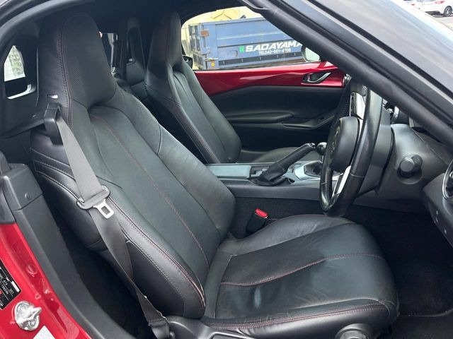 【黒革シート】上質な本革を使用し、高級感あふれる黒革シート。常に体に触れる部分だから、座り心地の良さにはこだわりたいですね♪汚れの付着や劣化を抑制する内装コーティング施工もおススメですよ♪