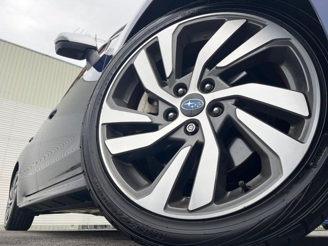 【純正18インチアルミホイール】外観にマッチした純正アルミホイールを装着しております。各種社外アルミホイールや、スタッドレスタイヤも取扱いしております。是非ご相談ください♪