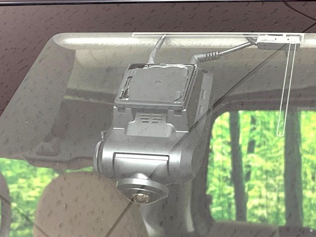 【ドライブレコーダー】安心・安全なカーライフに必須のドライブレコーダーを装備!走行中はもちろん、あおり運転や事故に遭遇した際の状況も映像で記録し、万一のリスクに備えます。