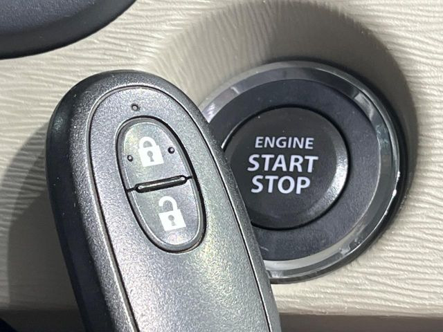 【キーレススタートシステム】カバンやポケットに入れたままでもドアの施錠・解錠が可能なスマートキーを装備。エンジンのオン・オフ時もカギを取り出す必要が無いからとっても便利です♪