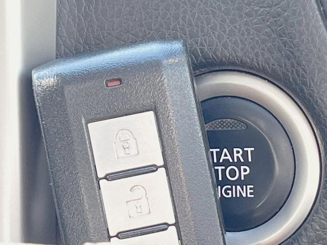 【インテリジェントキー】カバンやポケットに入れたままでもドアの施錠・解錠が可能なスマートキーを装備。エンジンのオン・オフ時もカギを取り出す必要が無いからとっても便利です♪
