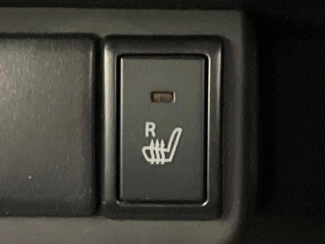 【シートヒーター】寒い日に重宝するシートヒーター!エアコンより早く温まってくれるので寒がりの人も安心ですね♪エアコンの温風は乾燥するから苦手、という方にもをおすすめです。