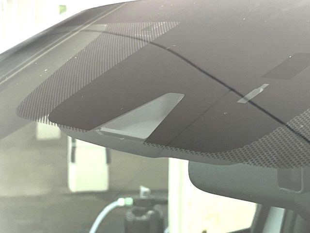 【三菱e-Assist】走行中に前方の車両等を認識し、衝突しそうな時は警報とブレーキで衝突回避と被害軽減をアシスト。より安全にドライブをお楽しみいただけます。