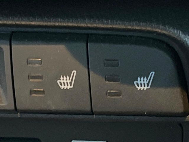 【シートヒーター】寒い日に重宝するシートヒーター!エアコンより早く温まってくれるので寒がりの人も安心ですね♪エアコンの温風は乾燥するから苦手、という方にもをおすすめです。