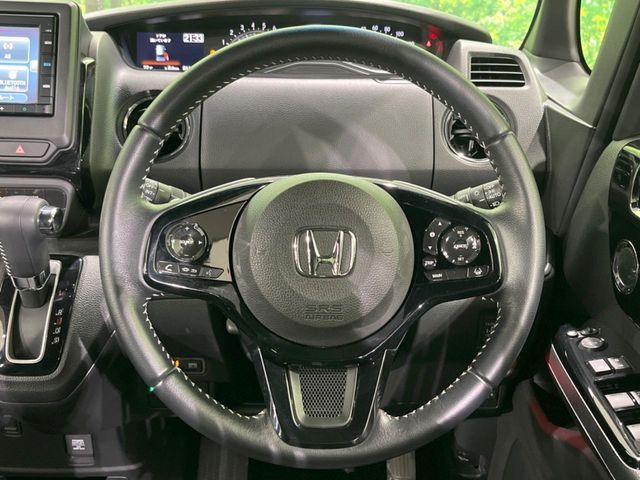 【パドルシフト】ハンドルから手を離さずに素早くシフトアップ&ダウンができるので、エンジンブレーキを使う下り坂や高速道路の合流で加速したい場面で役立ちます。