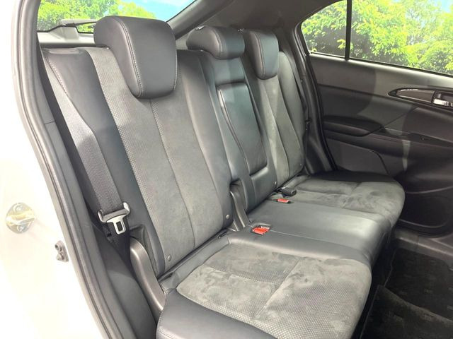 後部座席も気になるようなキズ・汚れやへたり等、大きなダメージはなく、良好な状態です。