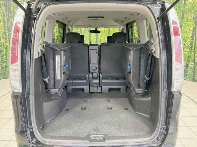 ���i�̂���������ʋ΁A���}���ɏ\���ȉ׎��X�y�[�X���m�ۂ��Ă���܂��B�Z�J���h�V�[�g��|���ƁA�傫�ȉו��̐ύڂ��\�ł���