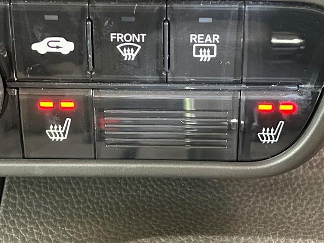 【シートヒーター】寒い日に重宝するシートヒーター!エアコンより早く温まってくれるので寒がりの人も安心ですね♪エアコンの温風は乾燥するから苦手、という方にもをおすすめです。