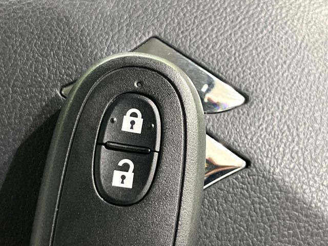 【キーレススタートシステム】カバンやポケットに入れたままでもドアの施錠・解錠が可能なスマートキーを装備。エンジンのオン・オフ時もカギを取り出す必要が無いからとっても便利です♪