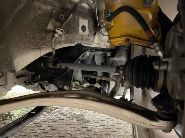 お車を安心してお乗りいただく為には、足回りの定期点検が欠かせません。サービスサポート(有償保証)では無料点検もご提供しており、安心のカーライフをお過ごしいただけるサポート体制が整っています。