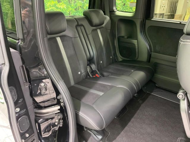後部座席も気になるようなキズ・汚れやへたり等、大きなダメージはなく、良好な状態です。