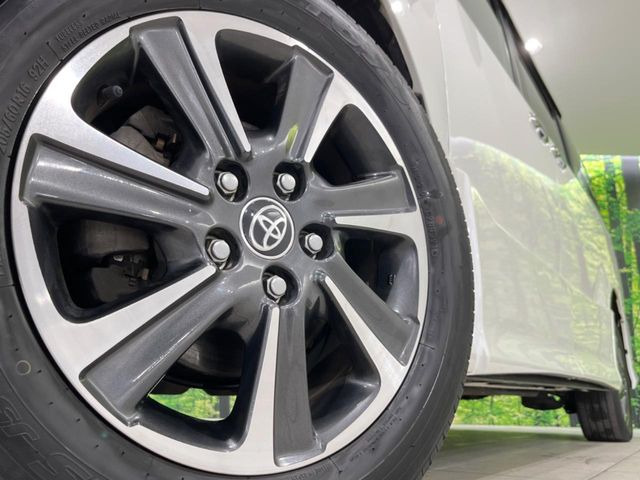 【グレード専用純正○○インチアルミホイール】デザイン性の高い純正アルミホイールを装着しております。各種社外アルミホイールや、スタッドレスタイヤも取扱いしております。是非ご相談ください♪