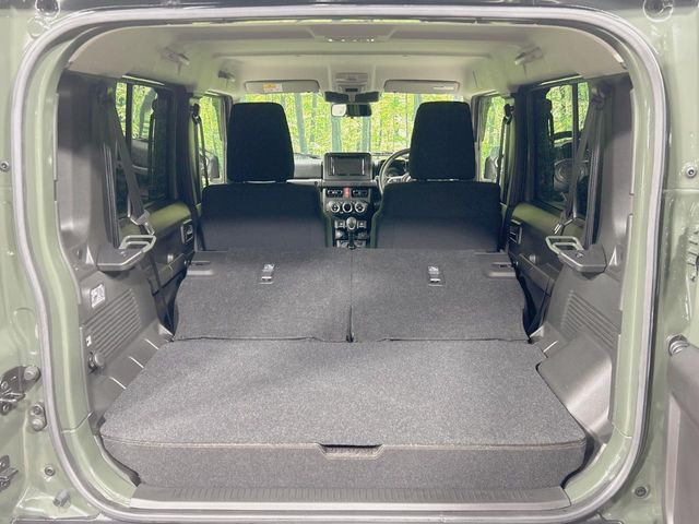 ���i�̂���������ʋ΁A���}���ɏ\���ȉ׎��X�y�[�X���m�ۂ��Ă���܂��B�Z�J���h�V�[�g��|���ƁA�傫�ȉו��̐ύڂ��\�ł���