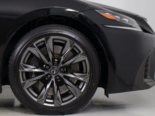 Fスポーツ専用ダークプレミアムメタリック仕様のアルミホイールです!!お好みはいかがでしょうか?アルミのデザイン変更やインチ変更などもお気軽にご相談下さい。