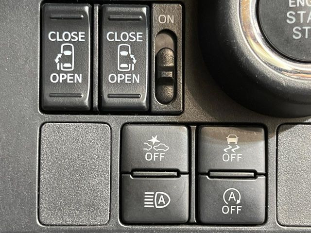 【両側パワースライドドア】スマートキーや運転席のスイッチで後席両側スライドドアの開閉が可能♪電動だから力を入れてドアを開ける必要が無く、小さなお子様でも簡単に開け閉めでき快適です♪