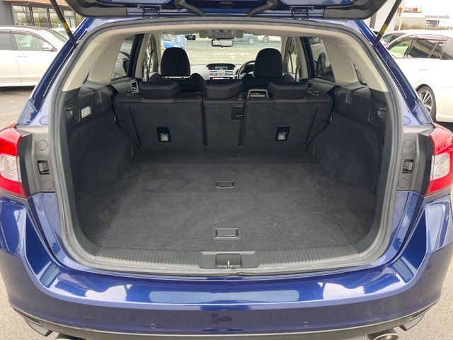 ラゲッジルームは、大容量のスペースを確保。普段のお買い物からレジャーまで、幅広く活躍してくれます!また、リアシートを倒すことでバリエーション豊かにお使いいただけます。