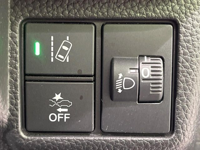 【ホンダセンシング】走行中に前方の車両等を認識し、衝突しそうな時は警報とブレーキで衝突回避と被害軽減をアシスト。より安全にドライブをお楽しみいただけます。