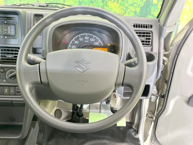 �C���e���A�ɍ��킹���f�U�C���̃X�e�A�����O�́A�^�]�������̂��Ƃ��l���A�^�]���₷���`��A�傫���ł��B�����x�A���ۂɐG���Ă��m���߂��������B