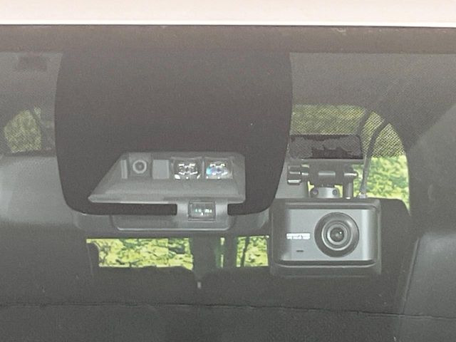 【トヨタセーフティセンス】走行中に前方の車両等を認識し、衝突しそうな時は警報とブレーキで衝突回避と被害軽減をアシスト。より安全にドライブをお楽しみいただけます。