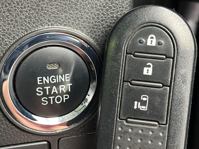 【キーフリーシステム】カバンやポケットに入れたままでもドアの施錠・解錠が可能なスマートキーを装備。エンジンのオン・オフ時もカギを取り出す必要が無いからとっても便利です♪
