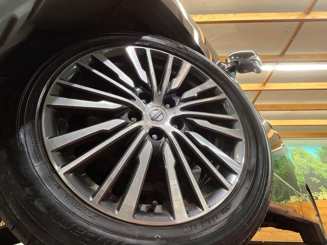 【純正18インチアルミホイール】外観にマッチした純正アルミホイールを装着しております。各種社外アルミホイールや、スタッドレスタイヤも取扱いしております。是非ご相談ください♪