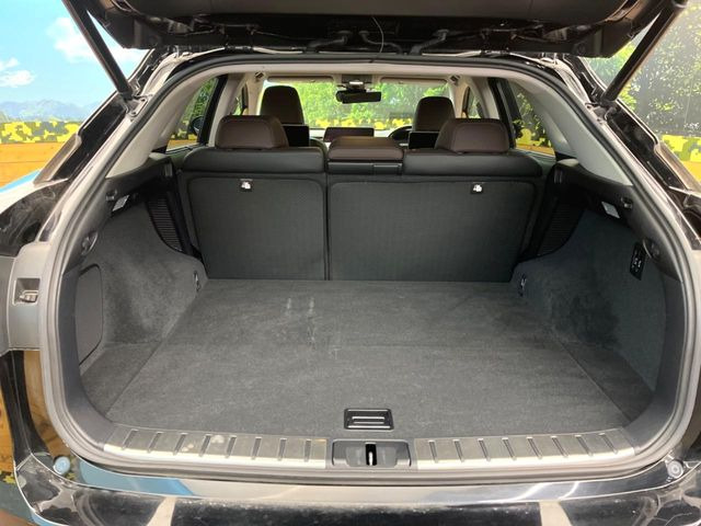 積み下ろしのしやすいデッキにはたっぷりと荷物を積み込んでいただけます。遊びから仕事まで、様々なシーンで頼れます♪