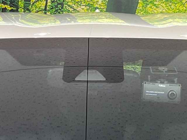 【トヨタセーフティセンス】走行中に前方の車両等を認識し、衝突しそうな時は警報とブレーキで衝突回避と被害軽減をアシスト。より安全にドライブをお楽しみいただけます。