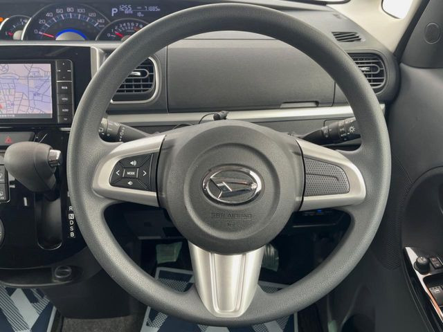 �C���e���A�ɍ��킹���f�U�C���̃X�e�A�����O�́A�^�]�������̂��Ƃ��l���A�^�]���₷���`��A�傫���ł��B�����x�A���ۂɐG���Ă��m���߂��������B