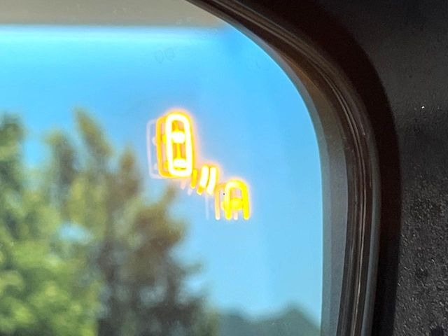 【ブラインドスポットワーニング】走行中、ドアミラーの死角になりやすい箇所に後続車が接近するとサイドミラー付近に警告を表示、ドライバーに注意喚起をしてくれます。