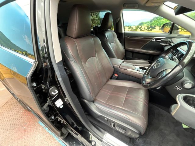 【ブラウンレザーシート】デザイン性が高く、高級感のある茶革シート。常に体に触れる部分だから、座り心地の良さにはこだわりたいですね♪汚れの付着や劣化を抑制する内装コーティング施工もおススメですよ♪