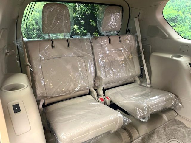 床下収納式のサードシートです。座席部分をコンパクトに収納でき、広大な荷室スペースとしてお使いいただけます!乗車人数や荷物の量など利用シーンに合わせて3列目を有効活用でき、とっても便利♪