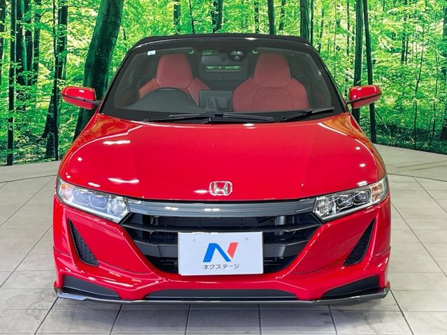 ��D�]�𒸂��Ă���܂��{�f�B�̒e�X�v���b�V���R�[�g���D�]��t���B�ʏ�̃K���X�R�[�g�ƈقȂ�A�ϋv�N��6�N�̖��@���K���X�R�[�e�B���O���A�{�f�B���L���C�ȏ�Ԃɕۂ��Ă���܂��B