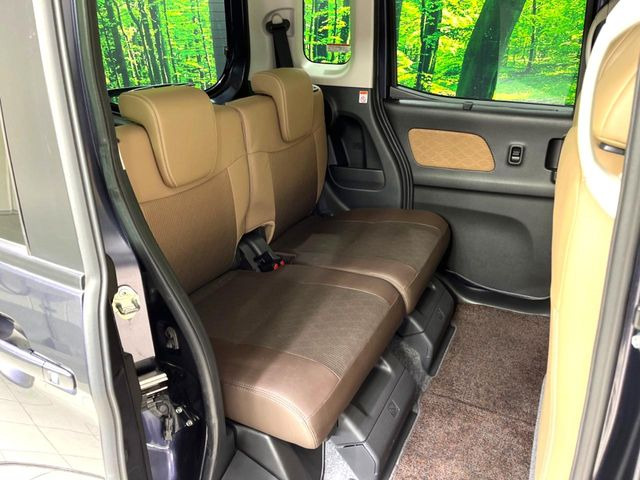 後部座席も気になるようなキズ・汚れやへたり等、大きなダメージはなく、良好な状態です。
