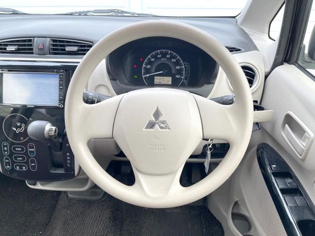 �C���e���A�ɍ��킹���f�U�C���̃X�e�A�����O�́A�^�]�������̂��Ƃ��l���A�^�]���₷���`��A�傫���ł��B�����x�A���ۂɐG���Ă��m���߂��������B