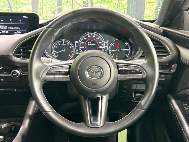 �C���e���A�ɍ��킹���f�U�C���̃X�e�A�����O�́A�^�]�������̂��Ƃ��l���A�^�]���₷���`��A�傫���ł��B�����x�A���ۂɐG���Ă��m���߂��������B